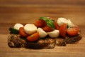 Bruschetta med cherrytomater og mozzarella